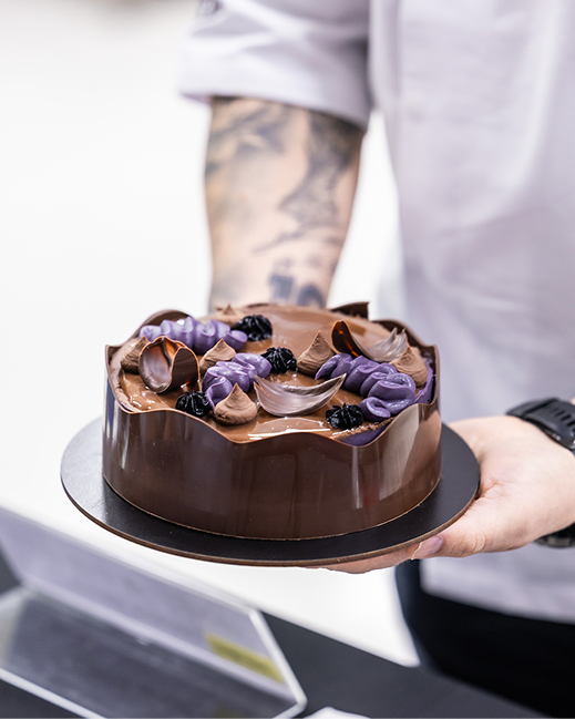 Torta de chocolate presentada por un pastelero de Alyser